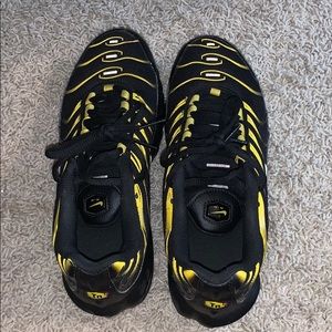 black/yellow nike air max plus. 6y/ womens 7.5